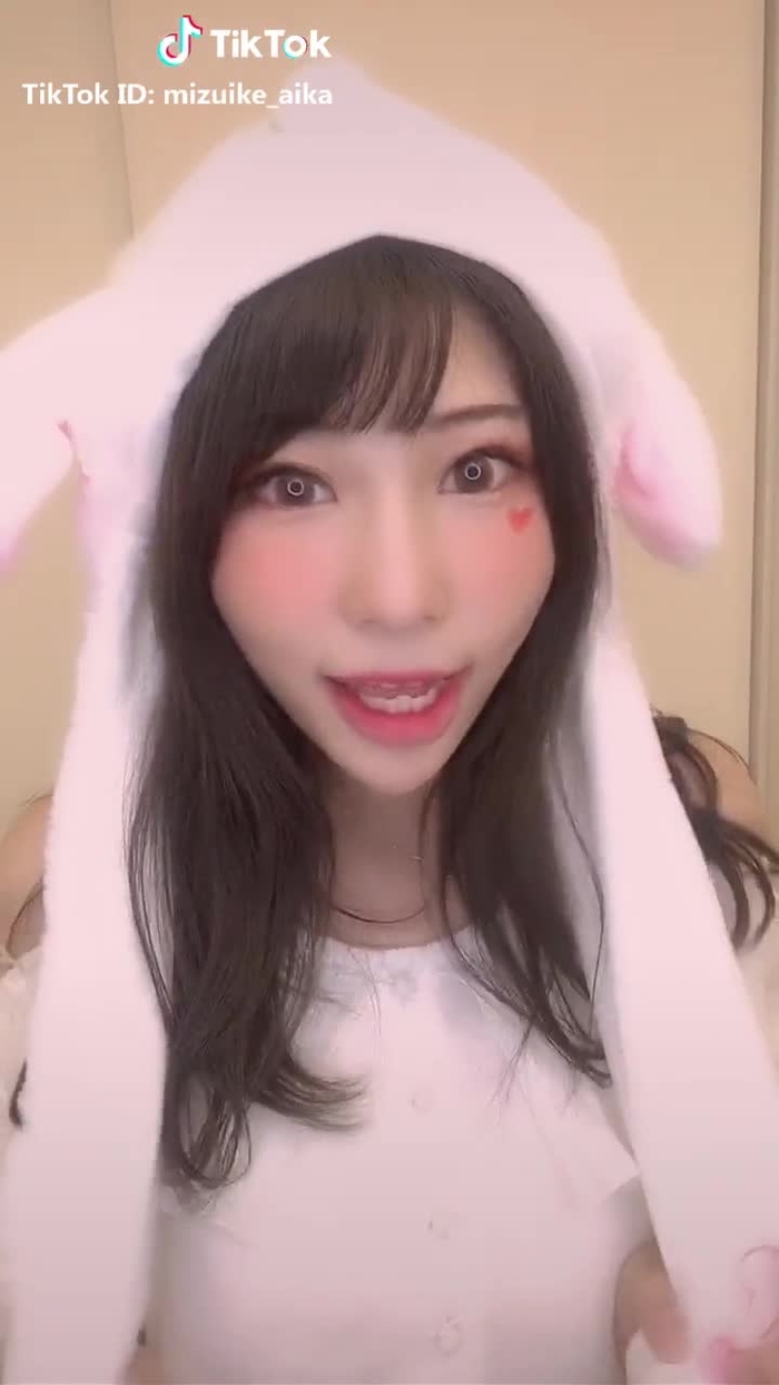 安定のダンス激しめだしサムネの顔が怒り爆発してる🤣  #だってうさぎなんだもん