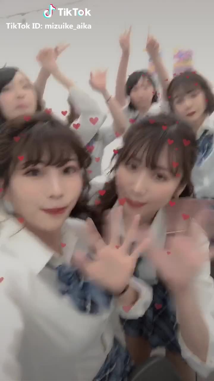 渋谷パラダイス2019 ハチ公前で14時から💓きてね〜🥳 メンバーの手がメンバーにかぶってる笑