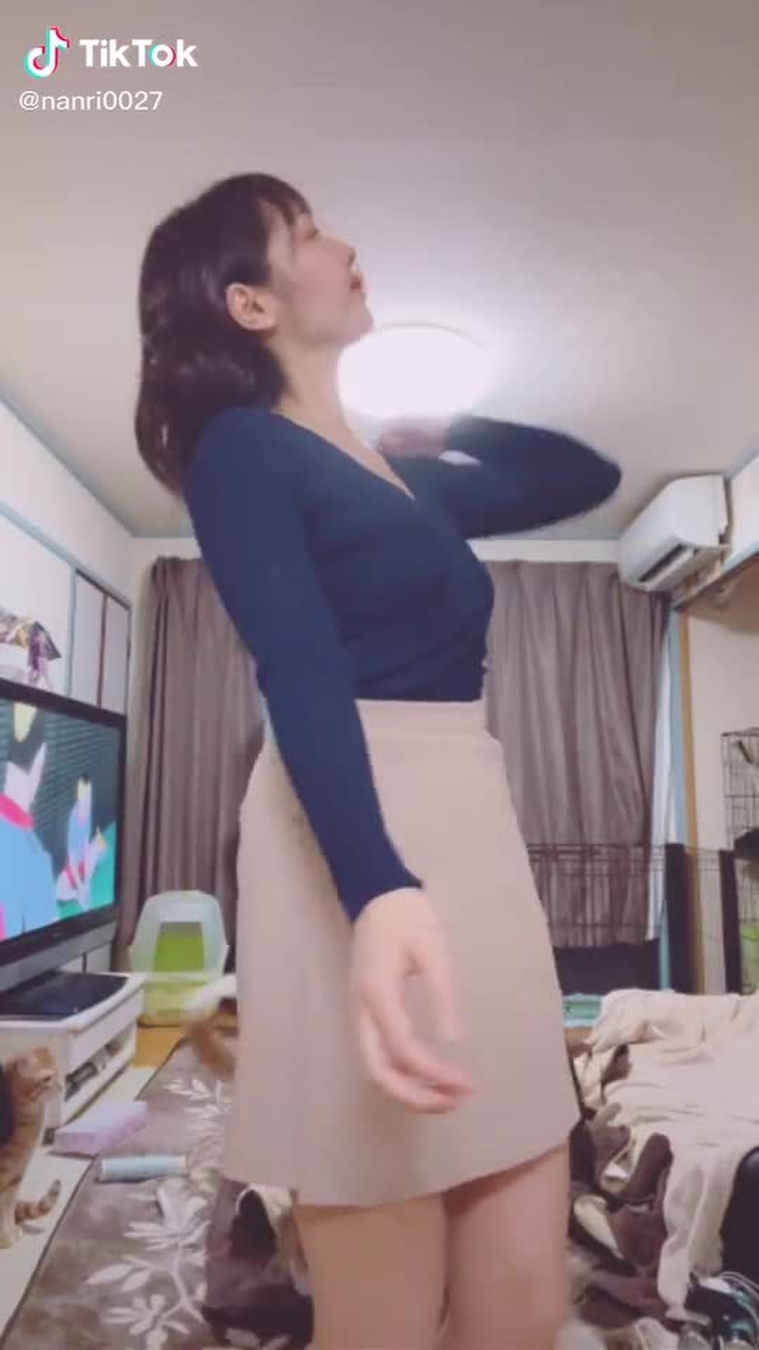 昨日のやつだけど、、後ろで、、荒ぶるワンコ、、#TikTok #おうちで過ごし隊 #お姉さん #秋山白子
