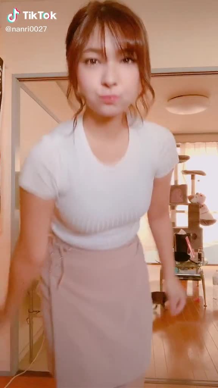 こんなかんじだっけ？みたいなかんじ。w靴下はジョジョなんだよ✨#tiktok #グラビア#グラドル自画撮り部