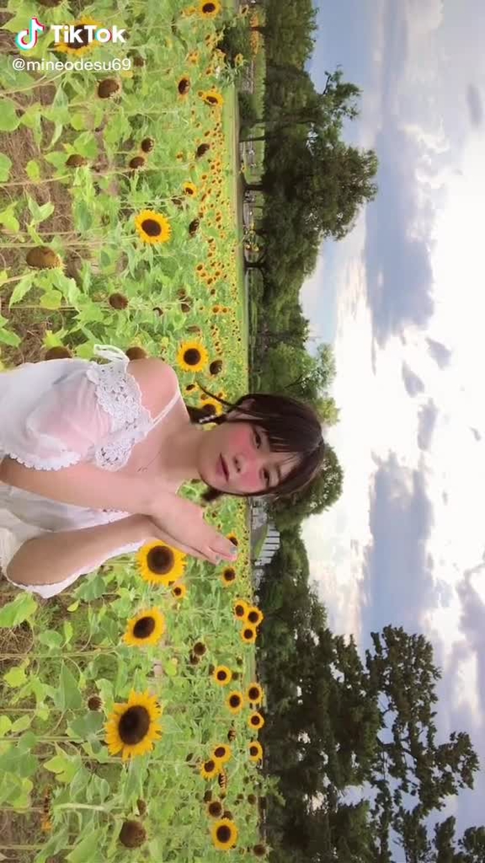 みてみてー！ひまわり畑🌻ここは大阪のどこでしょう？#日焼けしちゃった