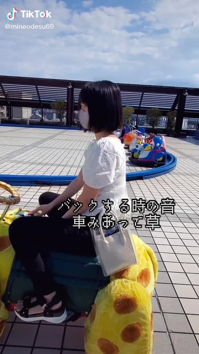 ぶさいくなきりん可愛い☺️金沢行った時デパートの屋上でお兄ちゃんと乗ったー！勝負しようぜ！！！