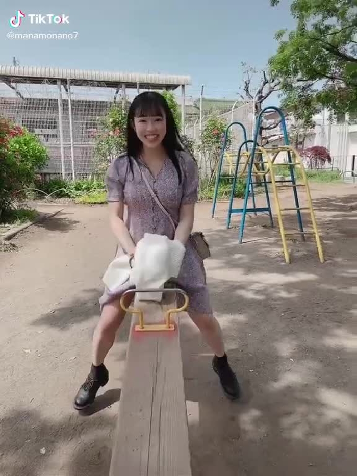 子供のときに遊んだ感覚と全く違った🥲#公園 #公園少女 #公園デート #シーソー #おすすめ