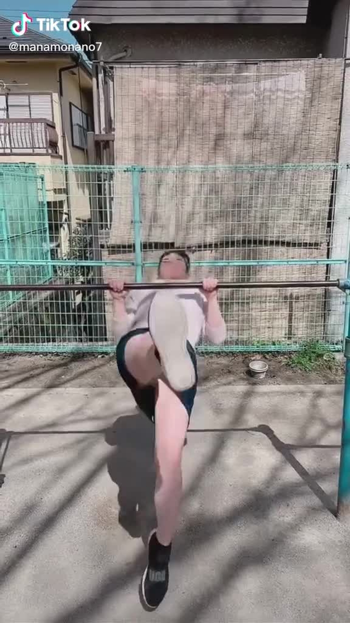 白のペチパンツです😶🤍#モードランウェイ #公園 #公園少女 #鉄棒 #鉄棒マスター
