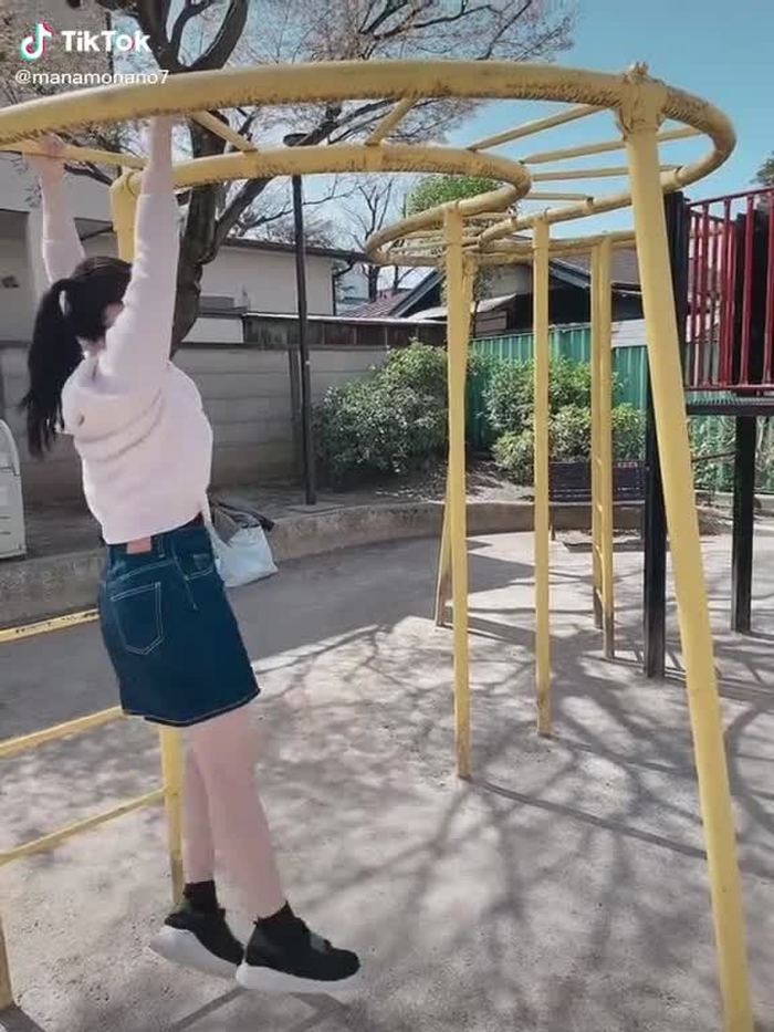 久しぶりにうんていで遊んでみた💪🏻#うんていチャレンジ #公園 #公園少女 #おすすめ #おすすめ乗りたい