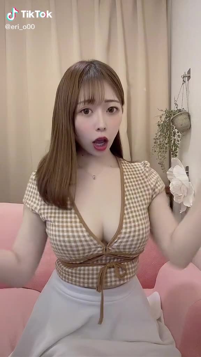 座って踊るとおしり浮かせてテンポ取るの癖すぎて取り直したけどやっぱやってる🤣