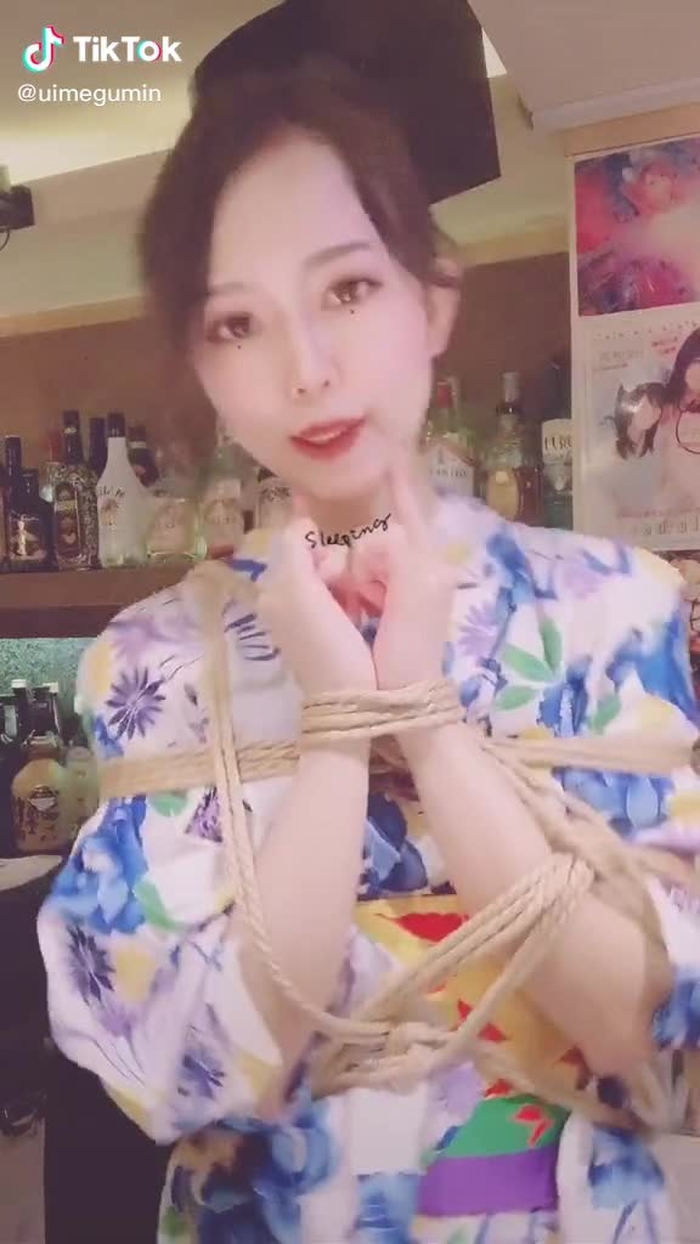 物理的に縛られている  #緊縛  #tiktok3周年  #目線ショット #秋コーデ