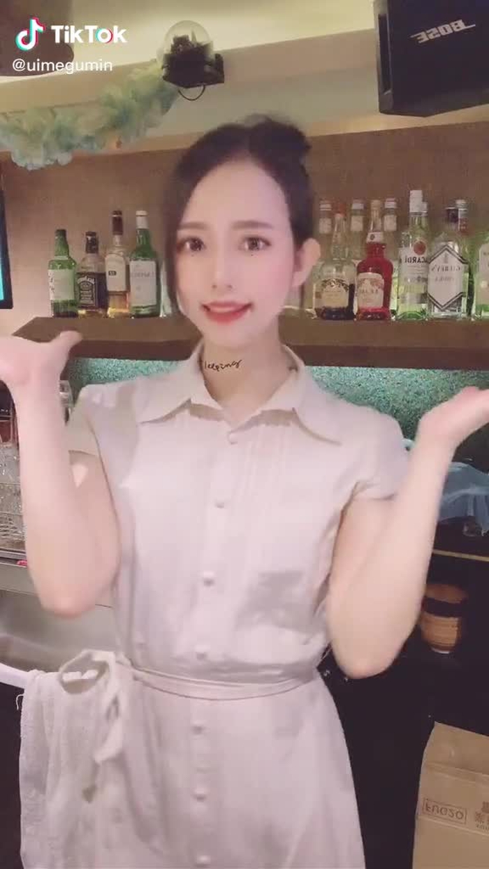 実はコンカフェbar店員😏 酒瓶が小顔効果で歪むのに注目。 #ぐいぐい  #体にお酒を