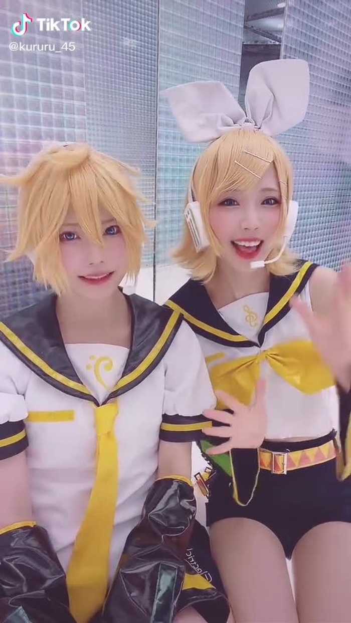 もうすぐマジミラのライブが始まる〜！！客席でソワソワなう><💕 左のレンきゅん:しらゆき@snow_white__y #コスプレ #cosplay #コスプレイヤー #cosplayer #ボカロ #vocaloid #鏡音リン #鏡音レン
