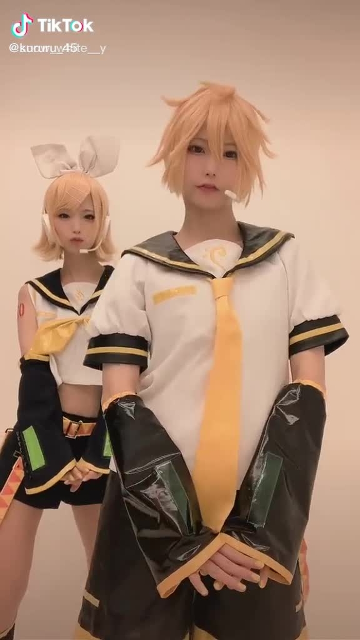 私のアカウントでも載せちゃお🧡レン@snow_white__y が踊ってるところにしれっと乱入したリンです笑 #コスプレ #コスプレイヤー #cosplay #cosplayer #vocaloid #ボカロ