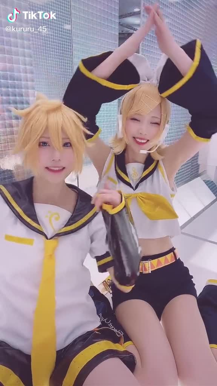 左のかわいすぎるレンきゅん→@snow_white__y #cosplay #cosplayer #コスプレ #コスプレイヤー #鏡音リン #鏡音レン #大きな愛でもてなして
