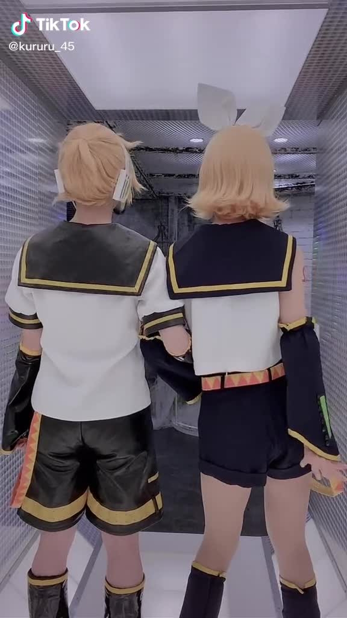 お尻ふりふりダンス🍑リン:わたし　レン:しらゆき@snow_white__y #コスプレ #コスプレイヤー #cosplay #cosplayer #鏡音リン #鏡音レン #kagaminerin #kagamineren