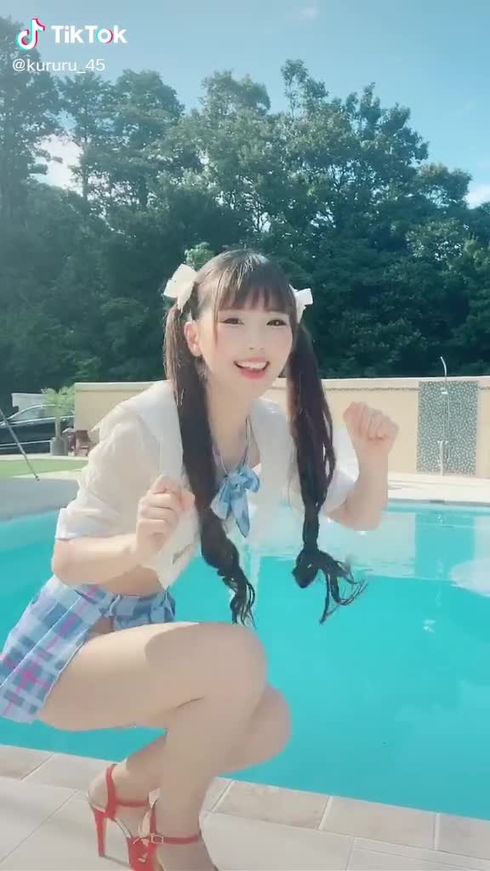 終わらないで夏！行かないで夏！寝るまでコメ返しますっ☀️I wish summer would never end🍉😢 #プール #水着 #コスプレ