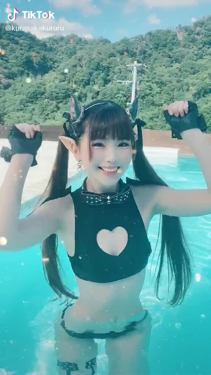 魔界からバカンスに来ました😈笑　(撮影スタジオです🌟) #staygoldchallenge #コスプレ #cosplay #pool #プール