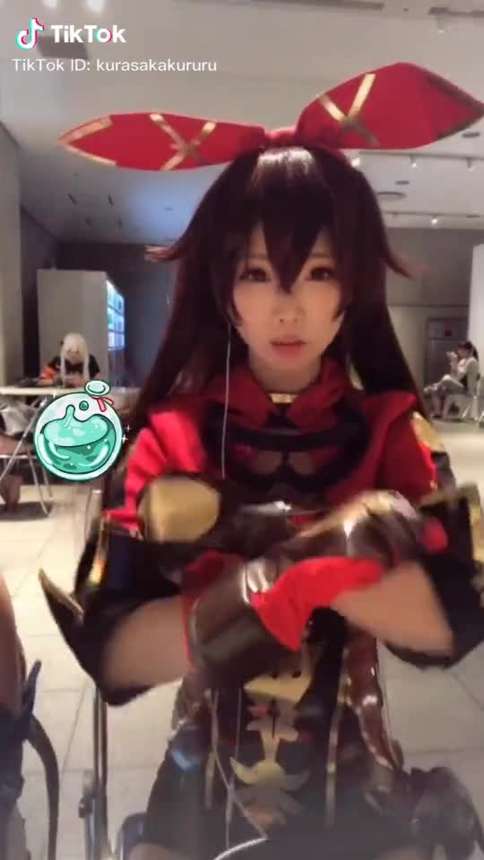 後ろの白ウィッグの子は東雲はなちゃんです。TGSビジネスデーも盛り上がっててすごい〜