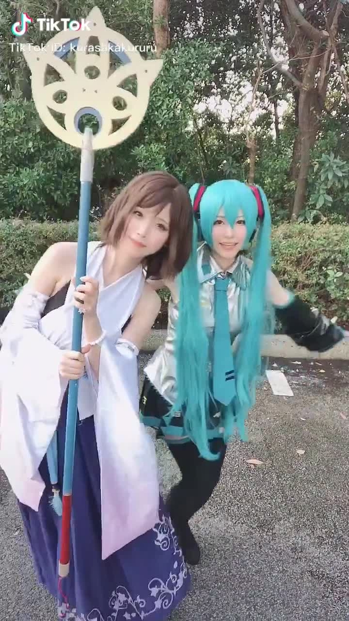 ワンフェスで遊んでた時の動画😊😊💗コスプレたのしい💗 @しらゆき❄ #ユウナ : くるる  #初音ミク :しらゆき  #コスプレ