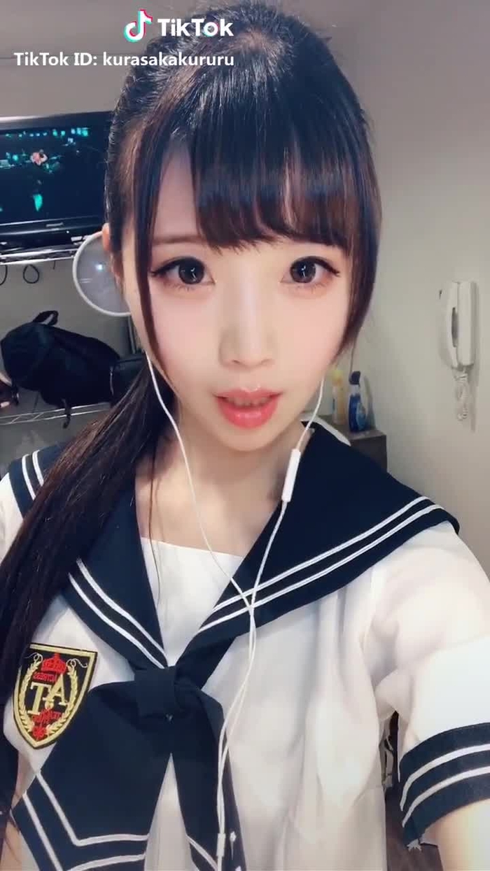 年下のコスプレしてる年上のおねえさんなんてダメですか（＾ν＾）#コスプレ #セーラー服