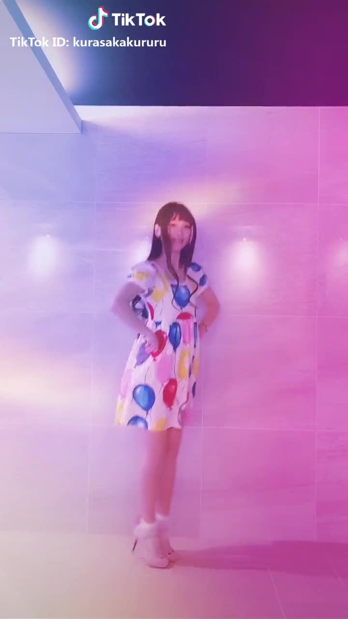 双子コーデの子のダンスが可愛かったから真似してみた🥰MILKのバルーンワンピHAPPYでよき🎈✨コスプレで撮るとか行って全然でごめんよ😭😭