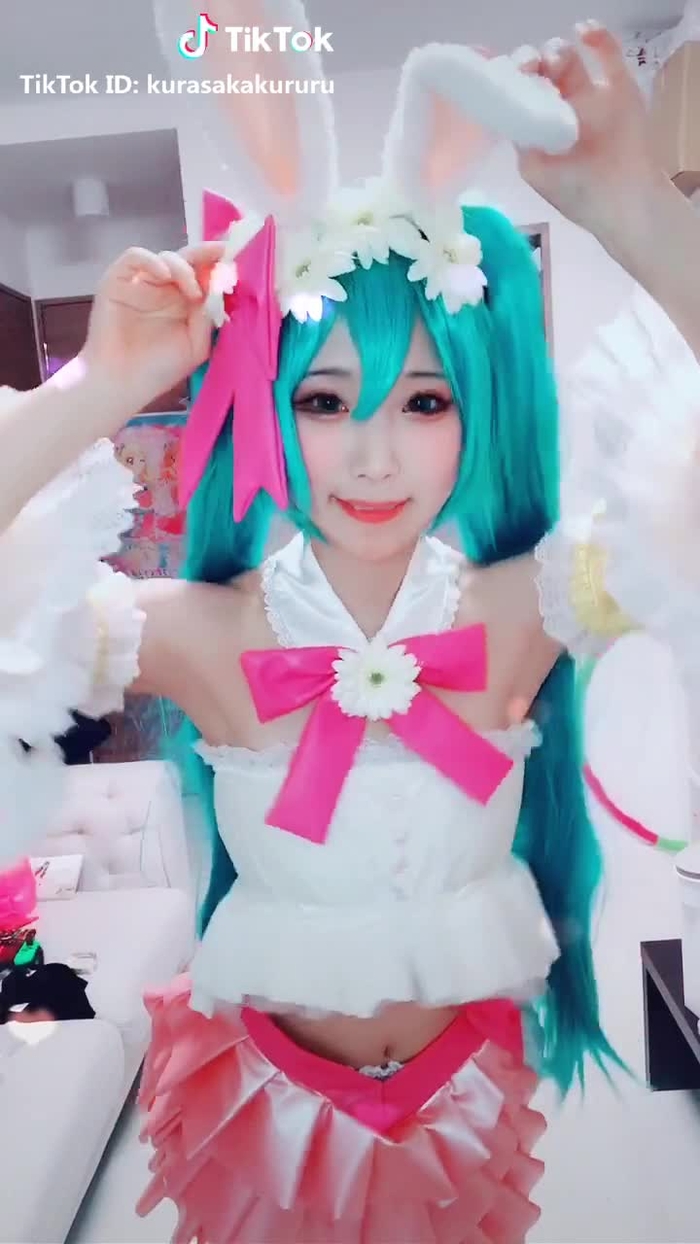 めちゃ頑張って作った衣装なので見てほしい🐰🌸初音ミクちゃんのイースターフィギュアのコスプレで #誰でもダンス 後半よくわからなくなったww