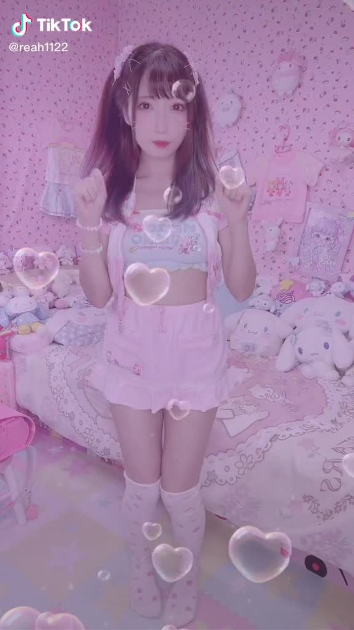 どう見ても6頭身もないから最近流行ってるやつできん🤣　#大人なのに女児服着てる