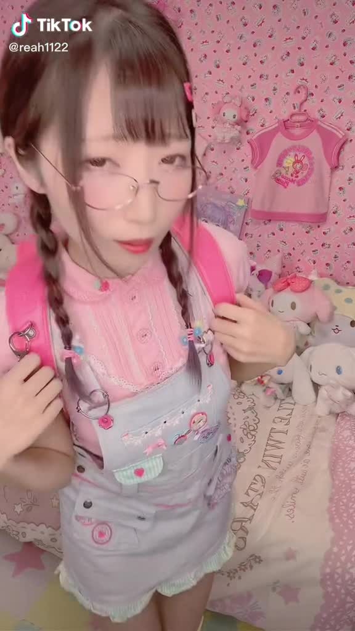眼鏡っ娘は好きですか？#大人なのに女児服着てる
