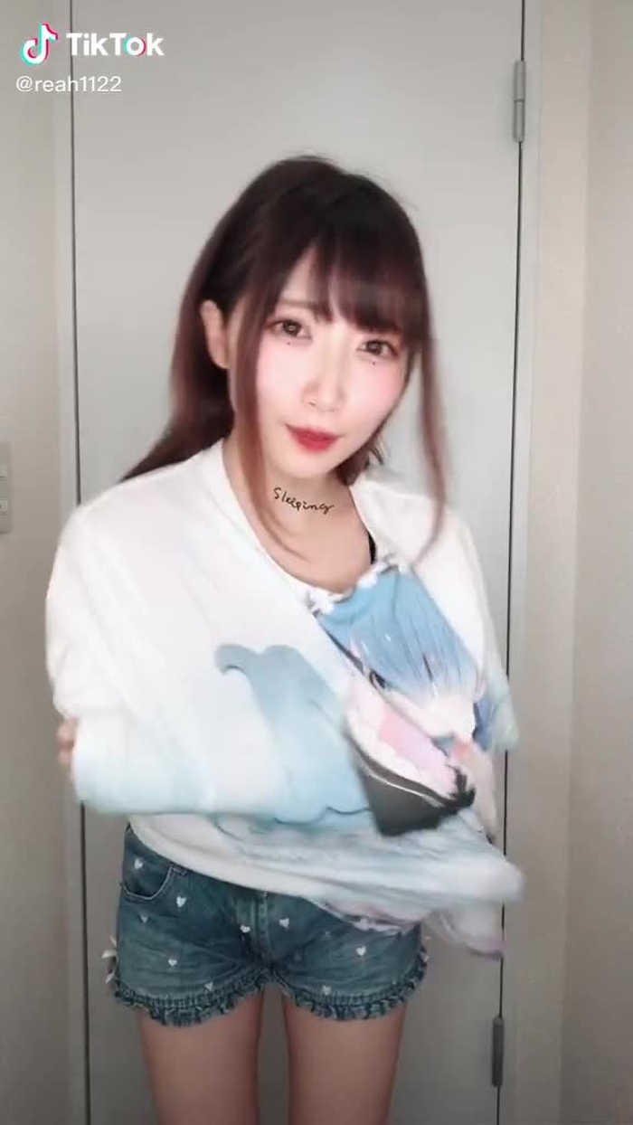 はいっ！(挙手 #おうちで過ごし隊 #tシャツ #レム #ぐるぐるぐる #tiktok毎日投稿 #流行りに乗ってみた