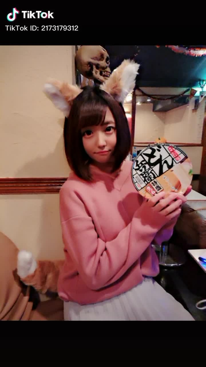 なんのコスプレか分かりますか🥺？#ハロウィン #Halloween #コスプレ #どん兵衛 #どんきつね #手を抜いて私服なわけではないです笑