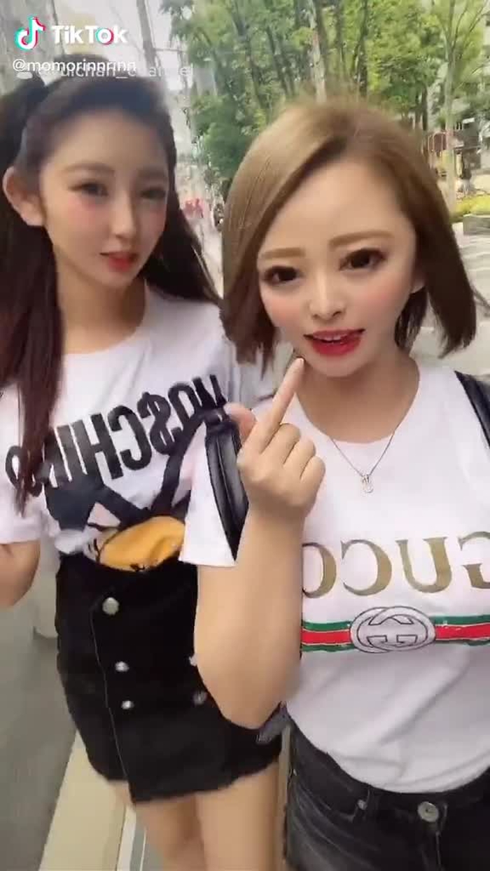 はしゃぎすぎてスカートのボタンが取れちゃった😂💓　ニコイチ姉妹だよ❤️ 今日のメンちゃんはるんるんでしゅ🙈いっぱいいいね押してくれたら喜びましゅ❤️メンちゃん推しは💋👑のマークつけてね？❤️#あざとい女#美人姉妹#今日も元気にメンヘラちゃん#おすすめのりたい