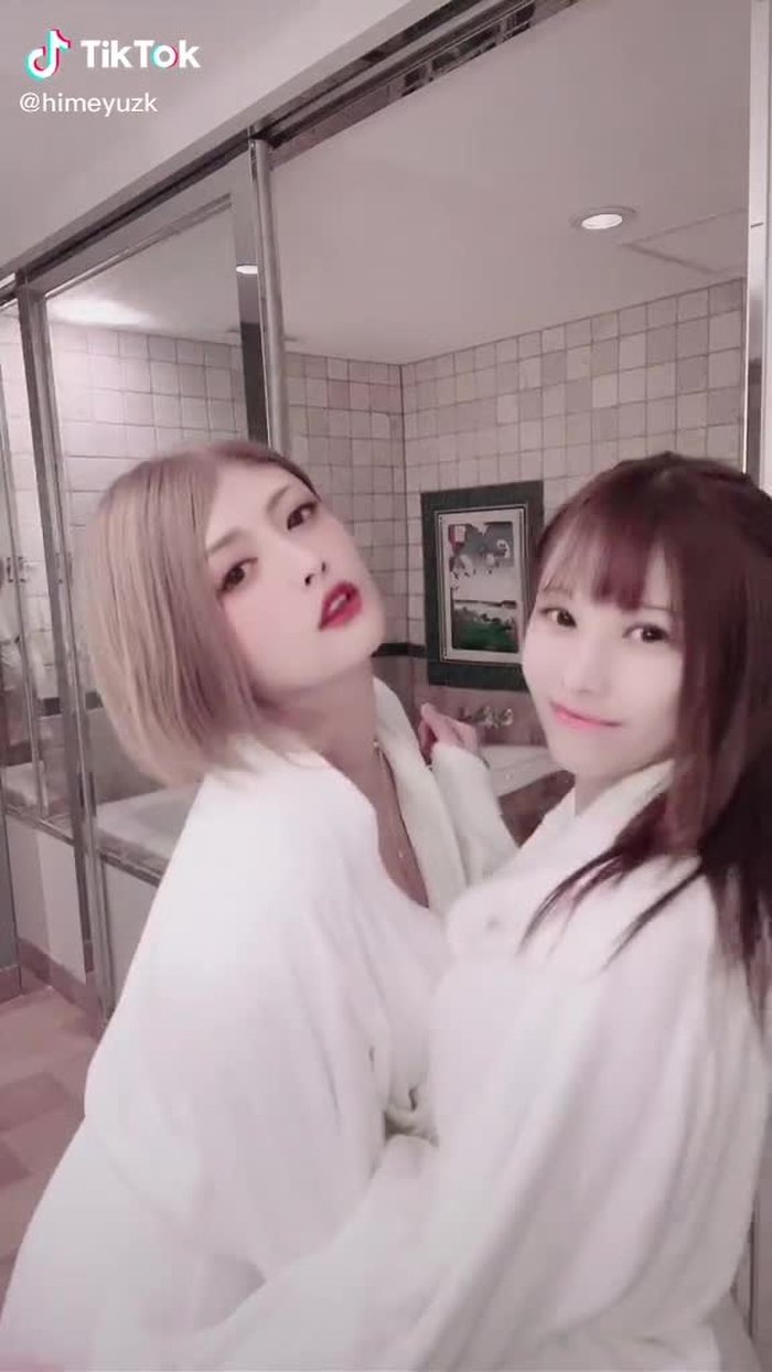 さっきあげた動画消された🥲　#ホワイトフィルター #fyp #レズカップル