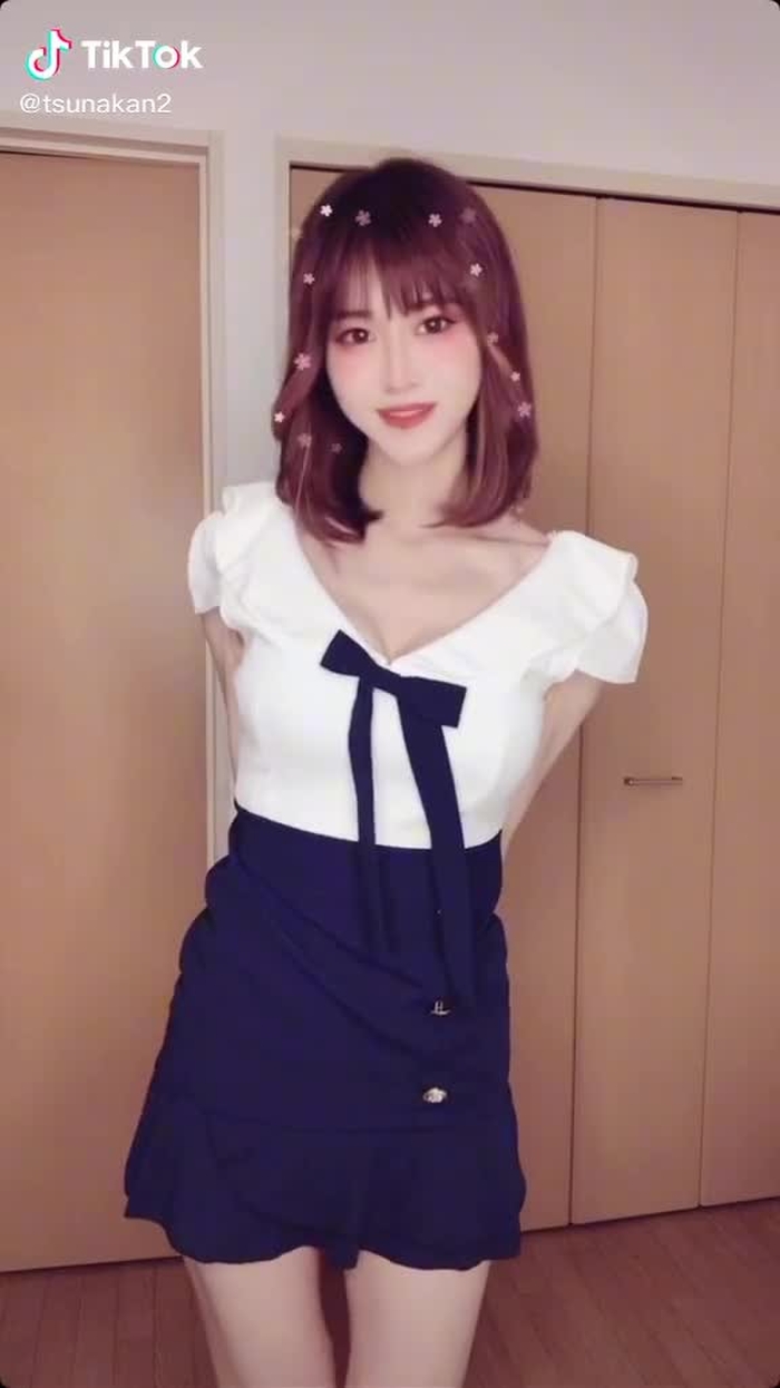 いつの間にか1万5000人フォロワー様🎉🎉ありがとうございます😚実はこの垢2つ目😭1つめはアンチ多くて伸びなくなった！😭これからも自分らしく頑張ります👄いつもと雰囲気変えてみまちた#ちもちもダンス #asiangirl