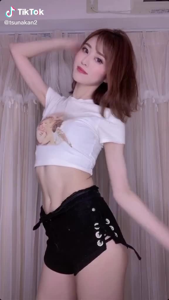 ぴょんぴょんしてます#tiktok初心者 #腰振りダンス #筋トレ女子