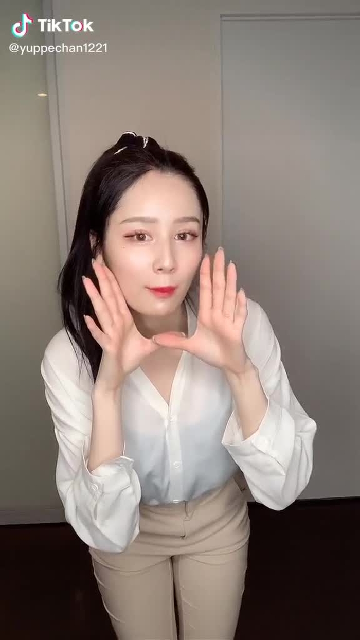 ちゃんと再現出来てる？笑笑靴下の柄当てれた人はもう私のマイメン🥰#コメント #コメントしてね #youtubeも #instagramも見てね #twitterも始めました #応援宜しくお願いします #ばずりたい #19#おすすめのせて  #おすすめ載りたい #運営さん大好き