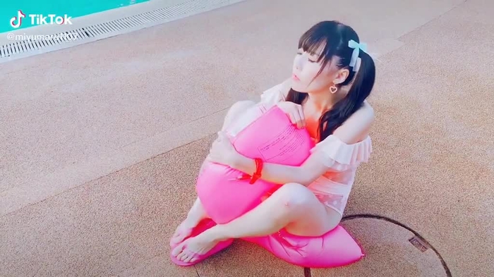 浮き輪の空気を抜いてたらこける動画#プール