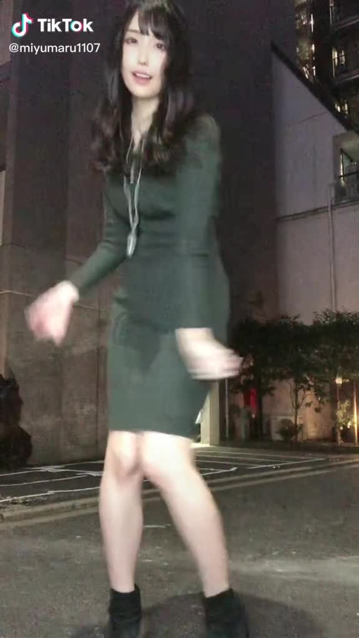 たぶんいわゆる怖い人に【何やってんの？🔫】って話しかけられたので【てぃ、TikTokです…😭】って答えたら、【ふ〜ん、TikTokか！】って去っていかれました…新宿怖い…#donkihote #ドン・キホーテ #fyp