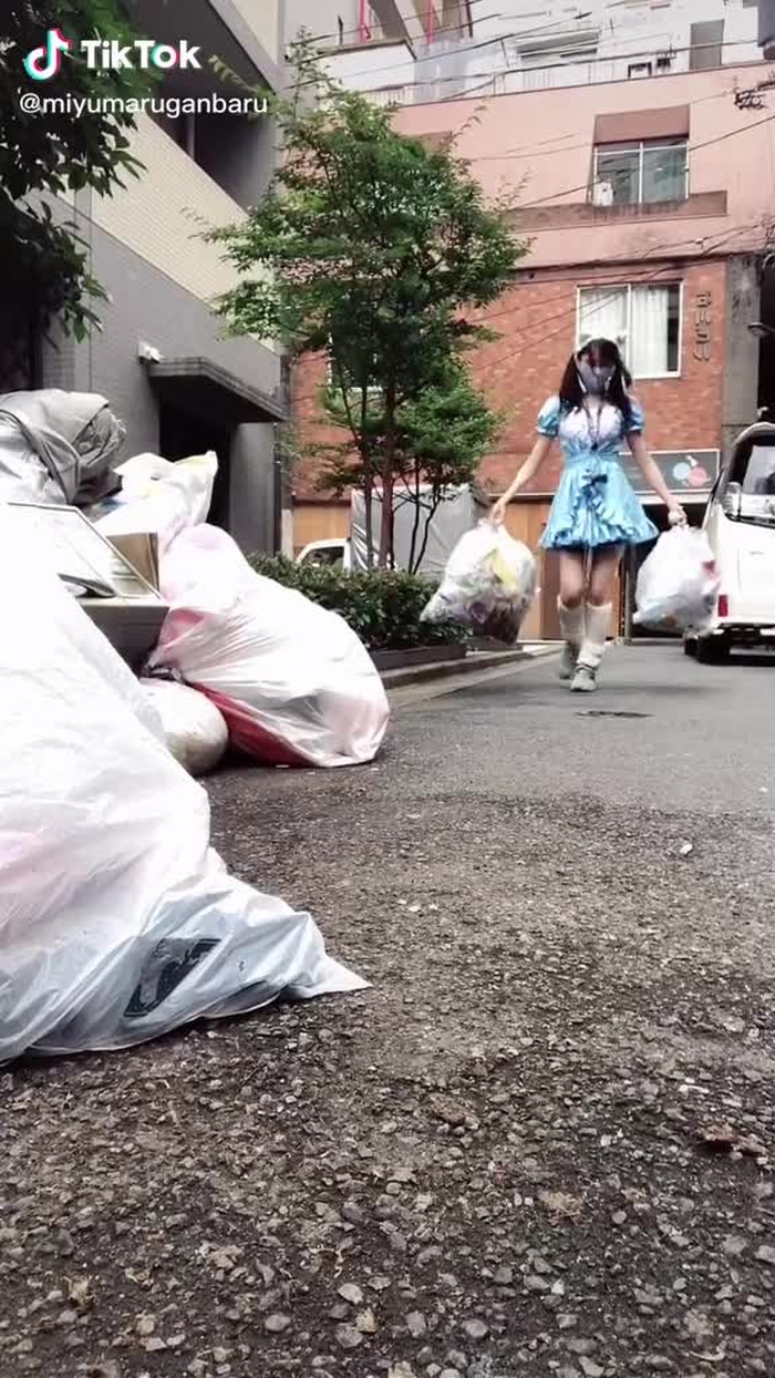 ごみ捨て向かってたら小さなマンホール見付けて乗ってしまったが故に……#マンホールの上はダンスホール