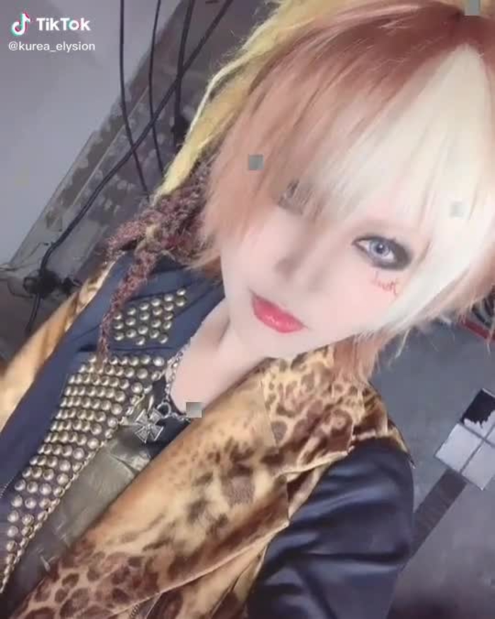 中学の頃からthe GazettEさんばっか聴いてるグラドルですがコスプレもしてます #cosplay #thegazette