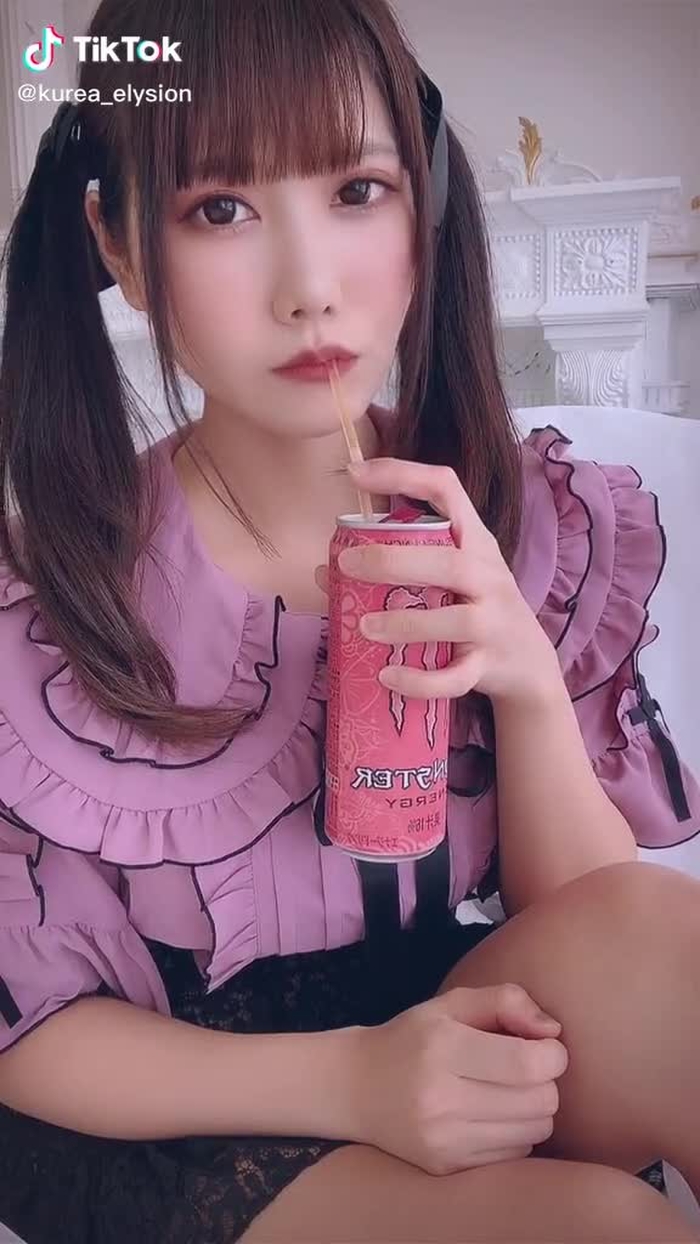 すぎょい量産型な服着てみたんだよね…みんなこんな服着てだいたいモンエナのピンク飲んでるから買ってみたよね(白目)ピンクまずいやん、私は断然緑のほうのモンエナが好き。#グラドル #撮影会モデル #おすすめにのりたい