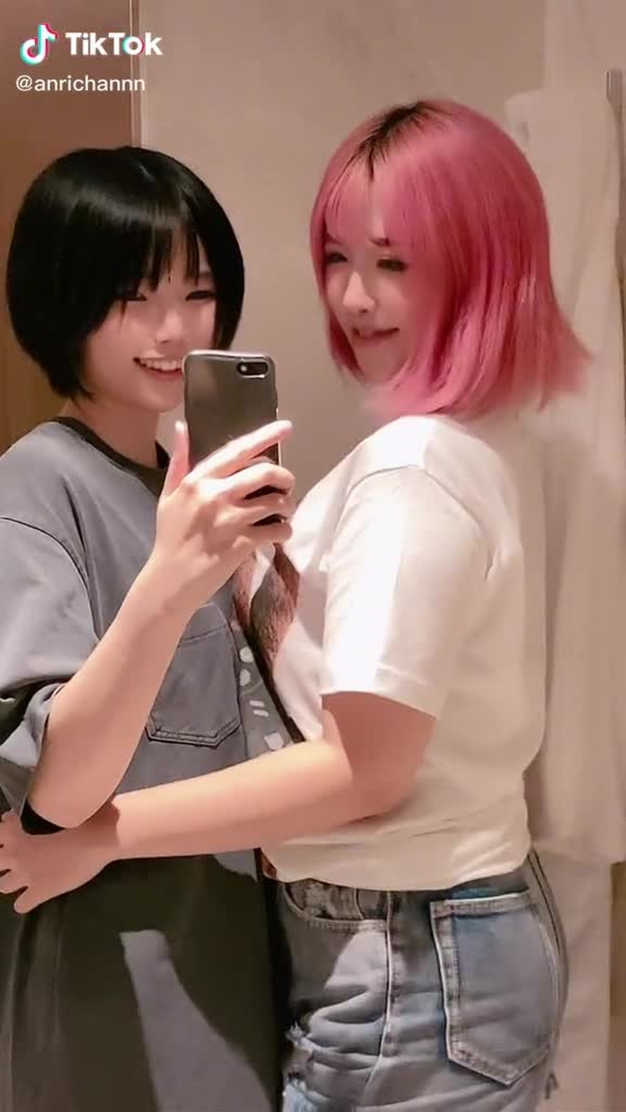 すみれちゃん(@sumire_live )とコラボ💜ぎこちない2人🥺💜❤️#King #コラボ #腰振 #百合