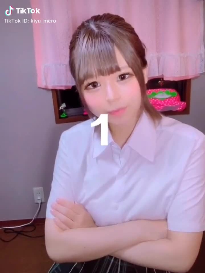 何もしないのも辛い。 #夏スタイル #なんにもしませーん #虫歯ポーズ #制服