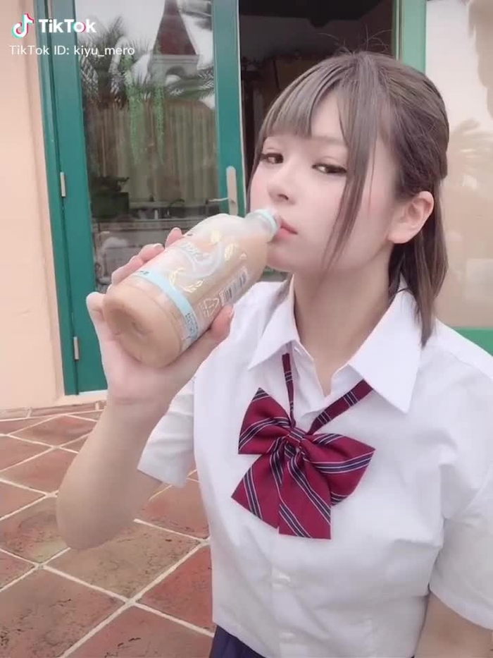 飲みながら編集しました。 #クラフトボスミルクティーコンテスト #クラフトボスミルクティー #jk #制服 #コスプレ