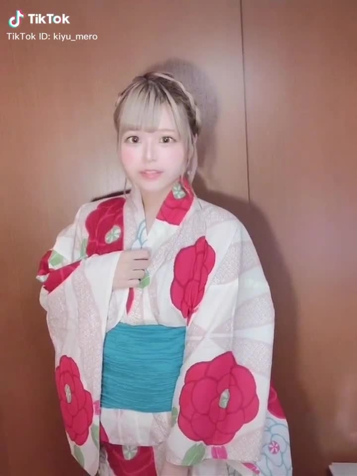 今年初の浴衣でした。(自撮りなので浴衣が逆になってます。)#浴衣 #梅雨バイバイ #夏