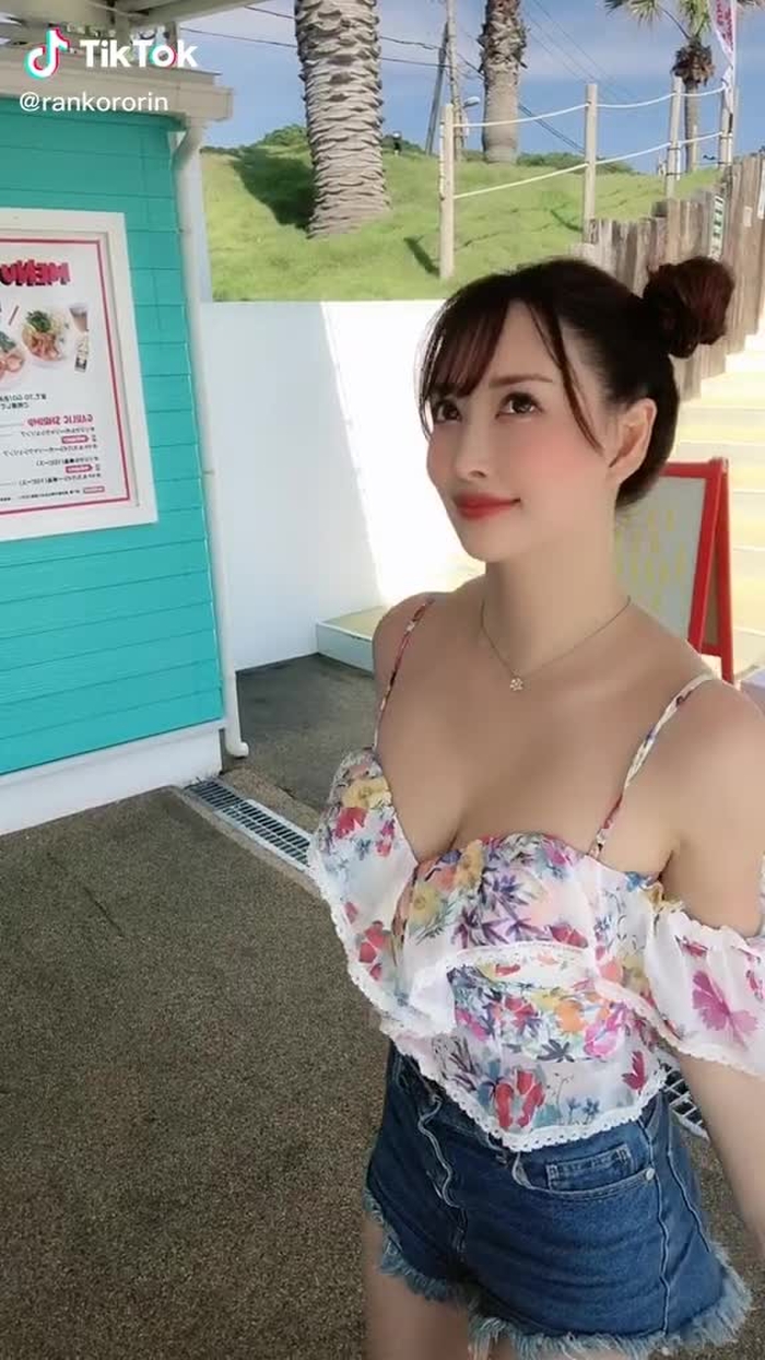入るタイミングむずかしくて😂　#どうにかなりそう #だれでもダンス #海の家