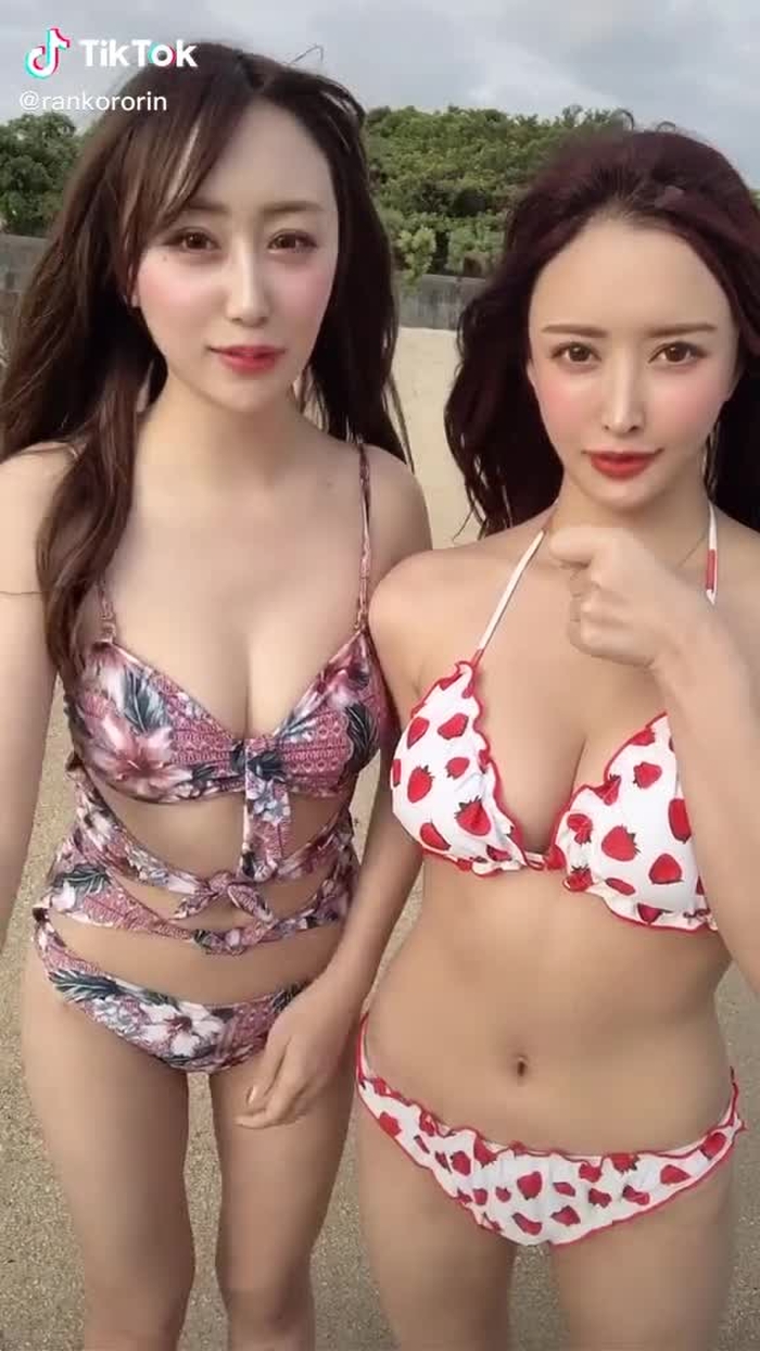 お砂遊びの人と合流しました🏖　※過去動画です @yuka_morisaki 💕#tiktokで旅をしよう #えらべる時代きた #tiktokに春が来た  #海　#もうなにやってもあかんわ #パジャマライフ#エアロビチャレンジ #双子ダンス #だれでもダンス