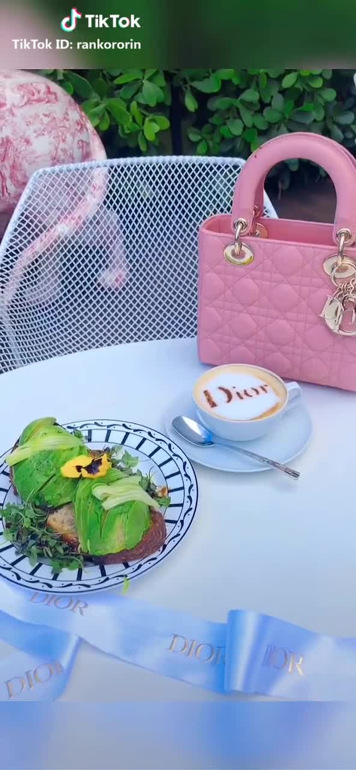 MiamiのDiorカフェ🌸テラスで気持ち良くて可愛い💓 #マイアミ#tiktokで旅をしよう#世界旅行#gw旅行#令和最初の旅#令和最初のtiktok#tiktokグルメ