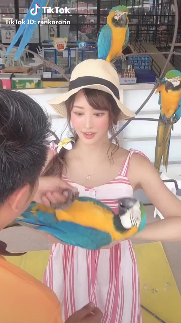右の子ずーっと髪の毛突っついてくるから内心ひやひやしてた😂でも凄くいい子達だよね🥺 #タイ#海外旅行#tiktokで旅をしよう