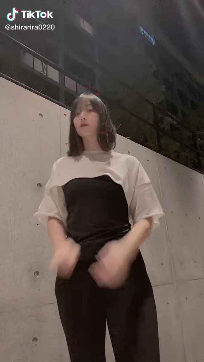 おっおー！腰とくびれがわかりやすい洋服だなあ