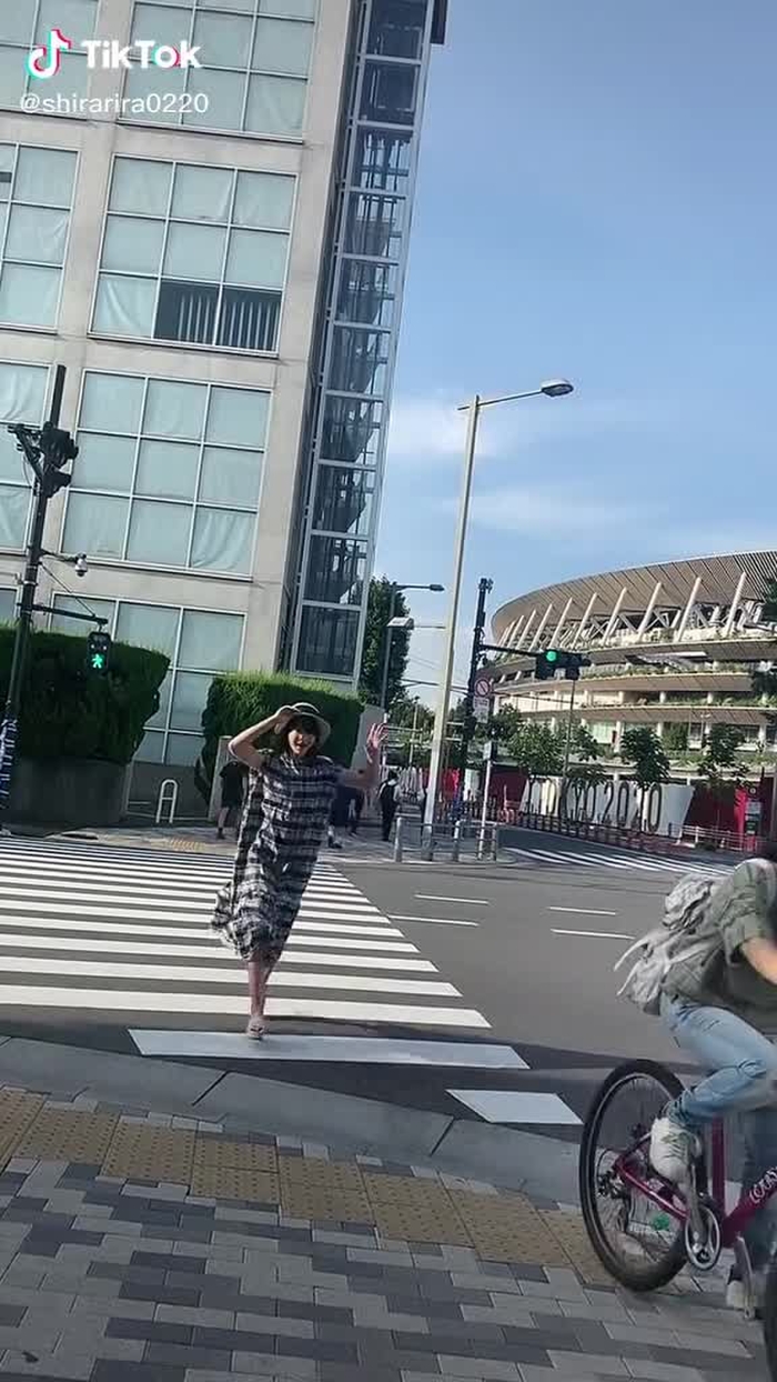 明日からパラリンピックですね！後ろに通るタクシーはなんのために増えたのでしょうか？#腰ふりダンスのお姉さん #おすすめに載りたい