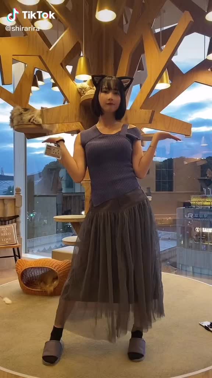 ねこねこお尻ふりふり#白雪りら #腰ふりダンスのお姉さん#腰ふりお姉さん#おしりふりふり