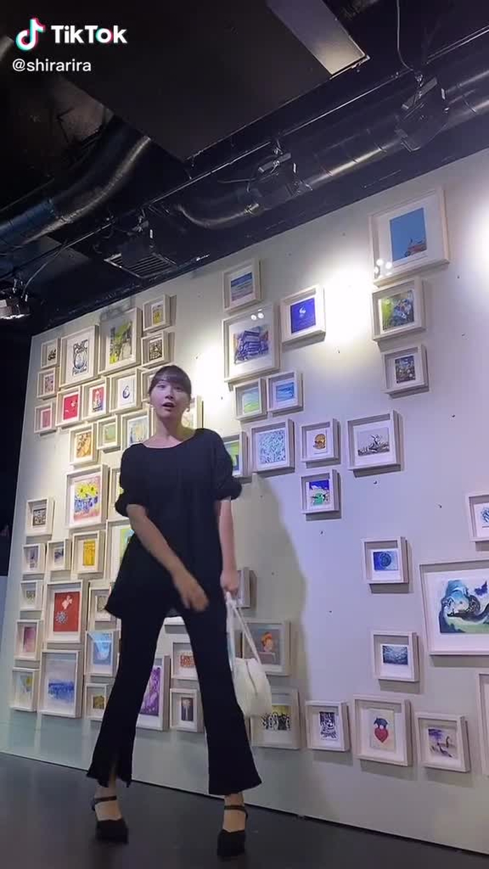 アートの前で腰ふりダンス#おすすめのりたい#腰ふりダンスのお姉さん#キレのある腰ふり