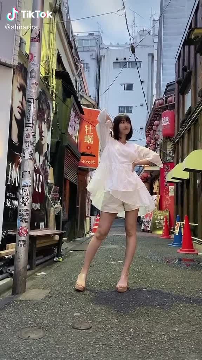 真っ白りらりら小顔になるぜ#腰ふりダンスのお姉さん #おすすめに載りたい